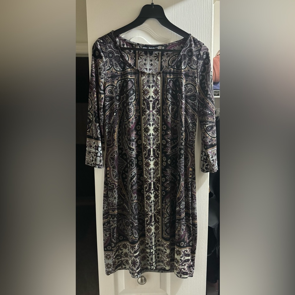 Ladies dress size large it can be worn with or without a belt.